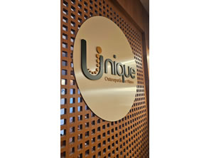 Placa em acm com logo em alto relevo em Icaraí - Niterói - RJ