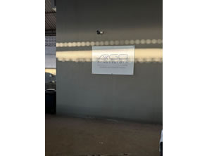 Logo em adesivo instalado em vidro em recepção em Maricá