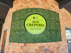 Placa de ACM com logo em alto relevo em Itaipuaçu, Maricá