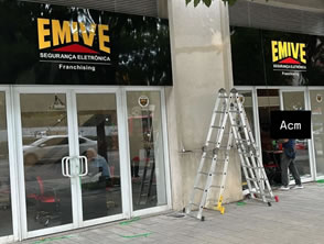 Caixa de backlight em acm com recorte a laser