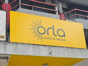 Letreiro em acm adesivado com recorte eletrônico