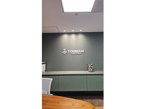 Logo em acrílico 6mm pintado em branco no Humaitá - RJ