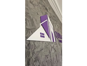 Logo em acrílico 4mm pintado em dourado em Icaraí, Niterói