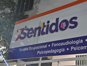 Letreiro em acm com logo em alto relevo e adesivos em recorte  eletrônico no Centro de Maricá