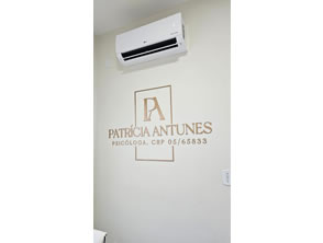 Logo em acrílico pintado em dourado em Araçatiba, Maricá