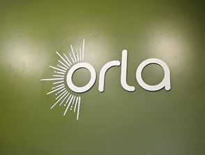 Logo em alto relevo em acrílico