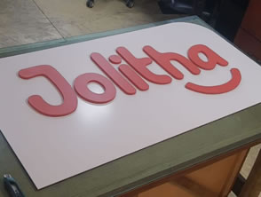 Letras em PVC expandido pintado no Centro de Niterói