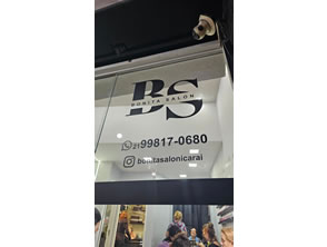 Logo em adesivo realizado em recorte eletrônico para porta de vidro e vitrine em Niterói