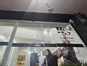 Logo em adesivo realizado em recorte eletrônico para porta de vidro e vitrine em Niterói