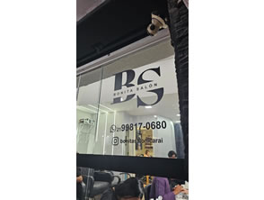 Logo em adesivo realizado em recorte eletrônico para porta de vidro e vitrine em Niterói