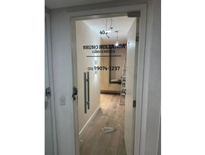 Adesivo em recorte eletrônico para porta de vidro em Niterói