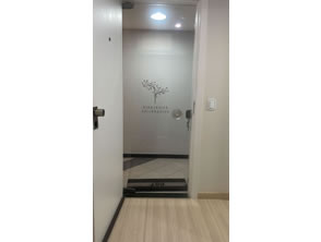 Adesivo para porta de vidro em Niterói