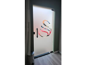 Adesivo jateado para porta de vidro em Niterói