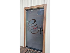 Adesivo jateado para porta de vidro em Niterói