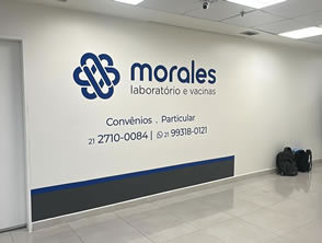Adesivo / Logo em recorte eletrônico em parede em Laboratório / Hospital em Niterói