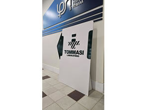 Totem em PS com pés americanos e logo em alto relevo em acrílico no Rio de Janeiro