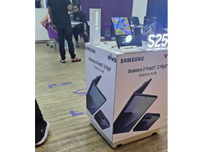 Placas de PS adesivadas no Plaza Niterói