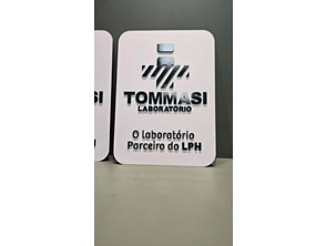 Placa em PS com corte especial e logo em alto relevo em acrílico no Rio de Janeiro