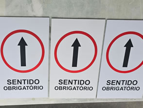 Placas de sinalização de condomínio em ACM adesivadas